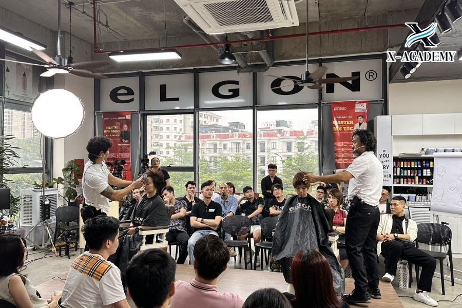 Chuyên Gia Phạm Huy Việt Đứng Lớp Lớp Học Cắt Tóc Chuyên Nghiệp