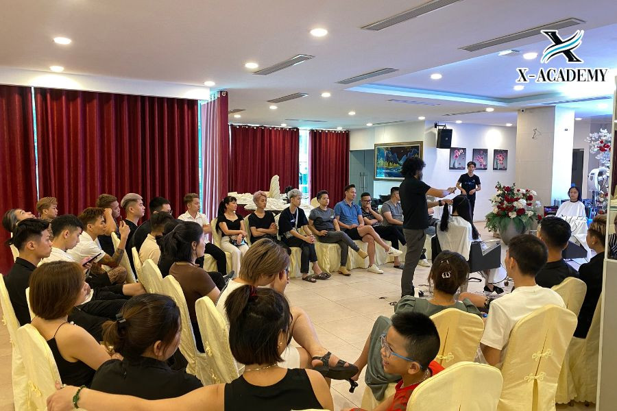 Chuyên Gia Phạm Huy Việt Đứng Lớp Lớp Học Cắt Tóc Chuyên Nghiệp