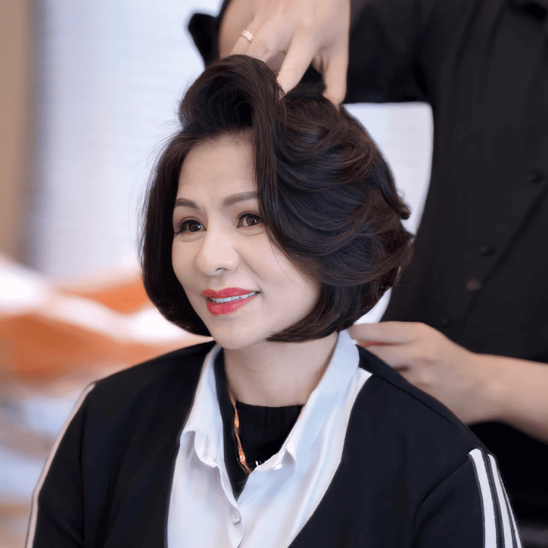 Cắt tóc ngắn nữ trung niên