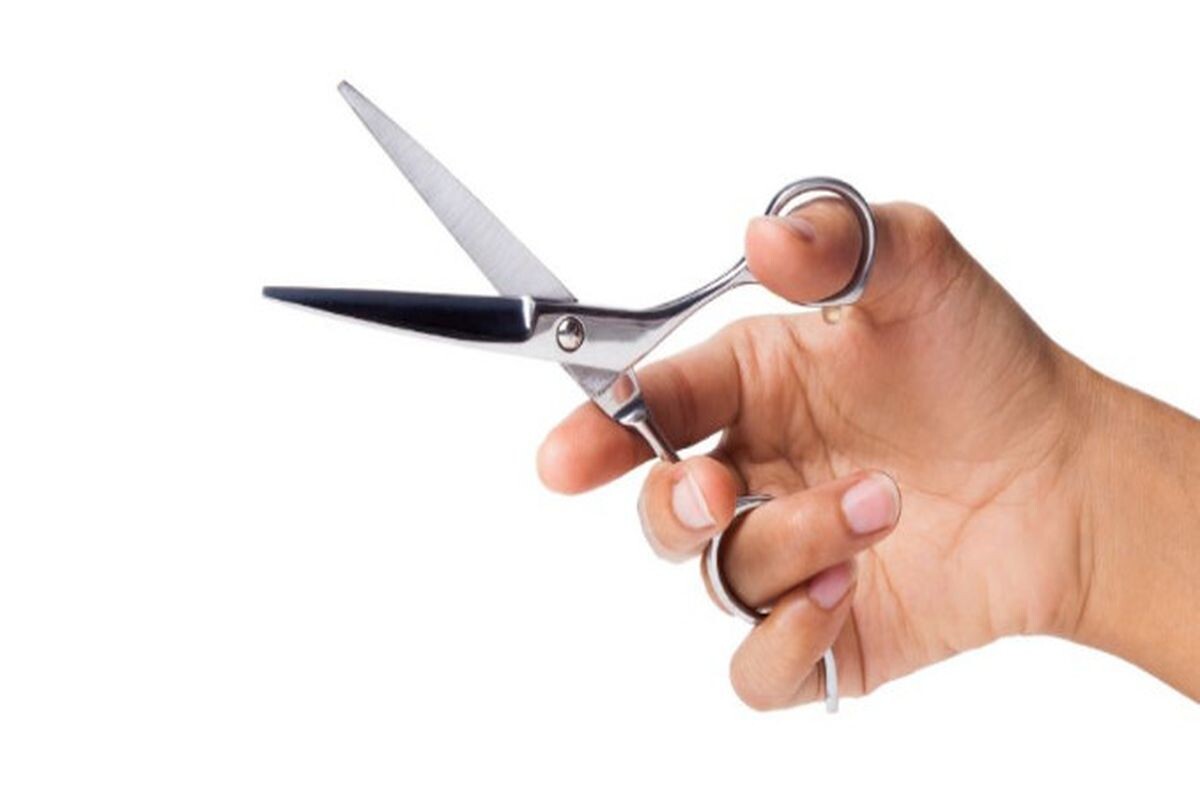 Cách cầm kéo cắt tóc đúng cách