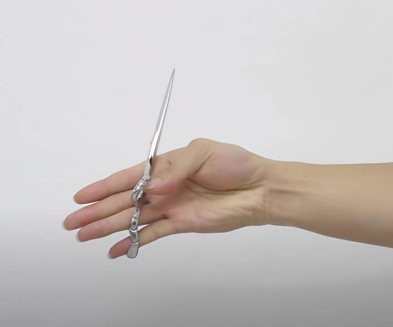 Bước 2 trong cách cầm kéo cơ bản