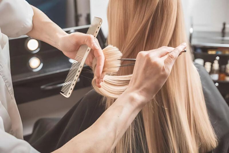 Kỹ thuật cầm kéo cắt tóc cùng lược