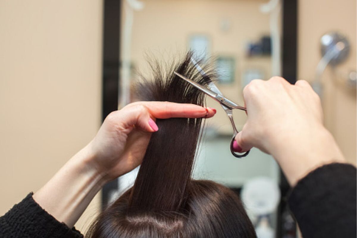 Học cách cầm kéo cắt tóc chuyên nghiệp cùng các khóa học tại X-Academy