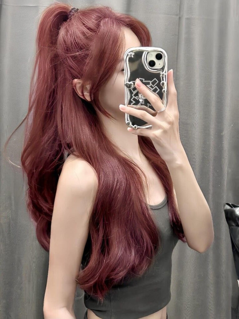 Tóc dài nữ đẹp nhuộm màu nâu đỏ nhẹ nhàng mà cuốn hút