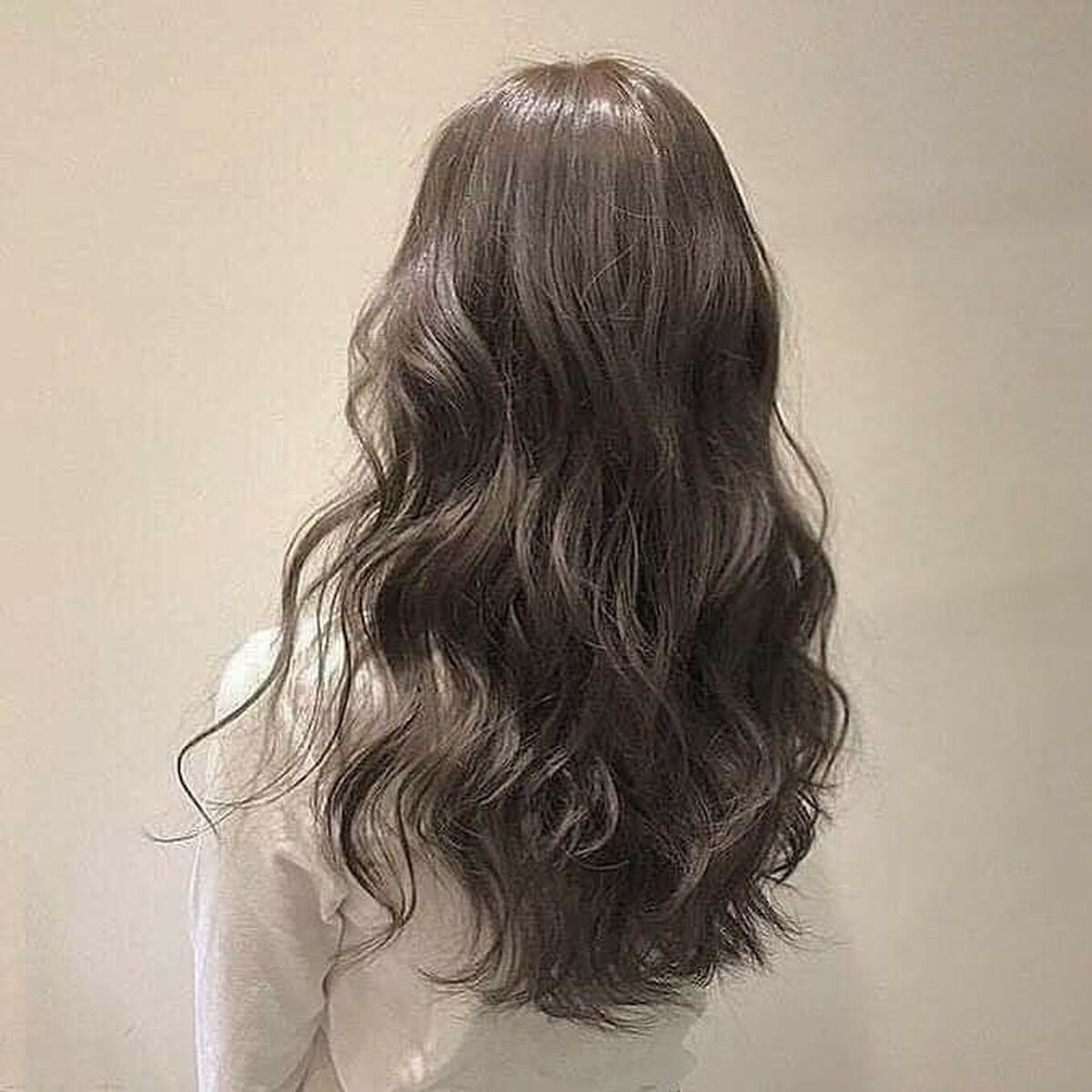 Tóc gọn sóng nhẹ nhàng, nữ tính