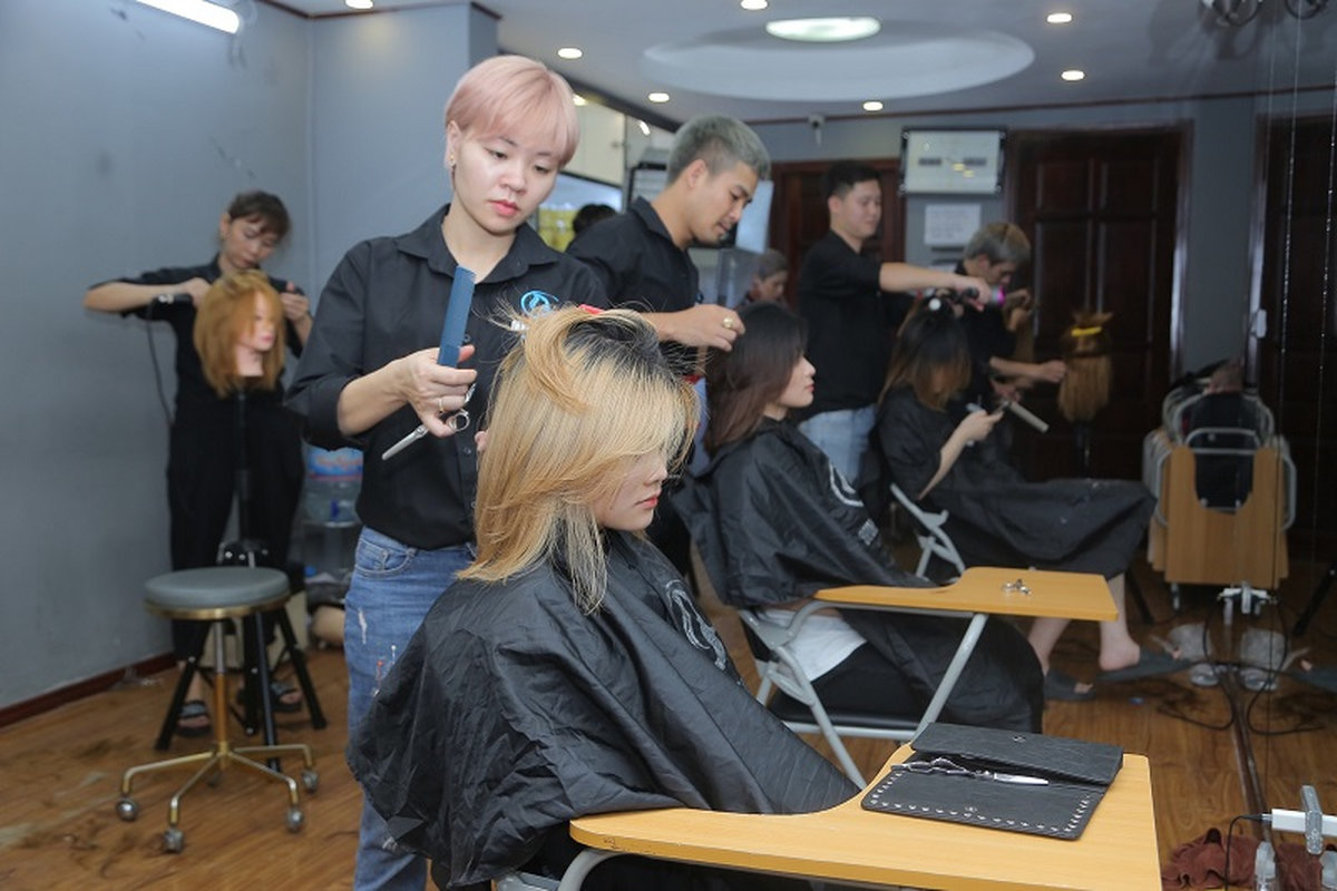 Học cắt tóc nữ giá bao nhiêu