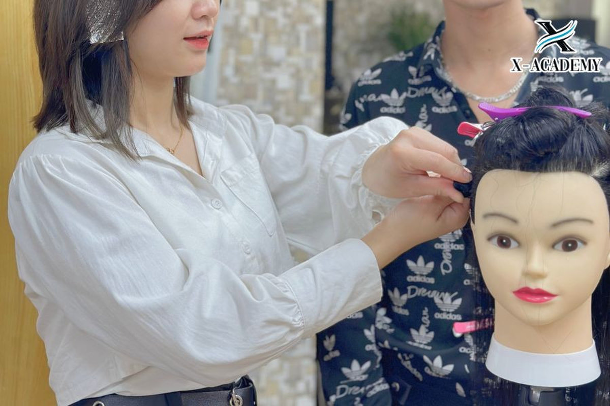 Lớp học nghề cắt tóc nữ
