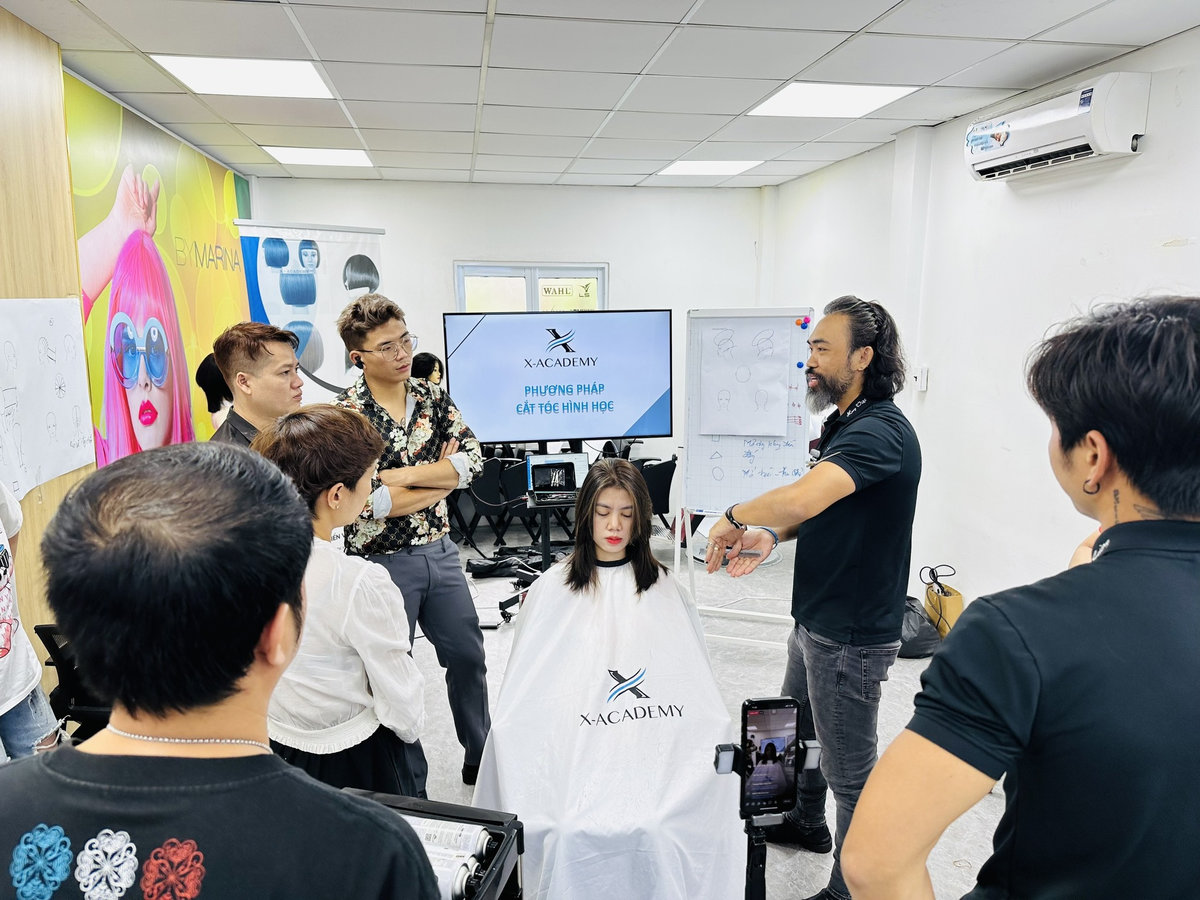 cách cầm kéo cắt tóc X-Academy