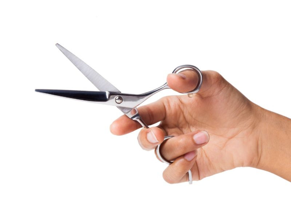cách cầm kéo cắt tóc chuẩn